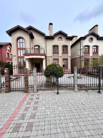 Продажа 3-этажного дома в Донецке, площадью 650 кв.м. Донецк