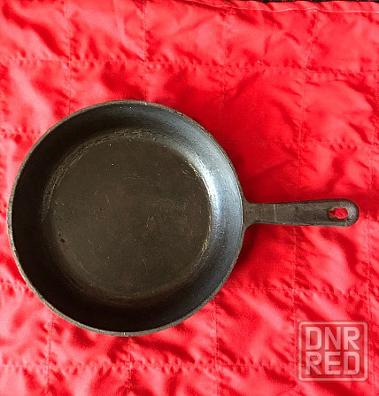 Сковородка чугунная с ручкой диаметр 27 см. времён Союза. Донецк - изображение 1