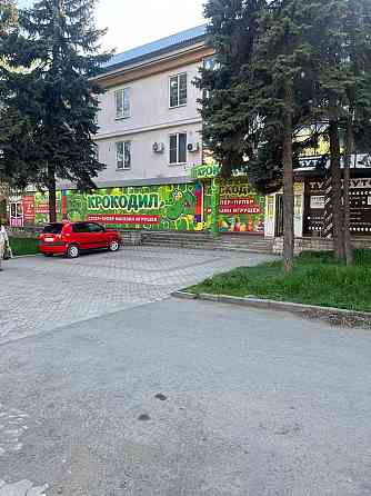 Продается магазин в Макеевке на улице Ленина. Площадь : Первый этаж 400кв.м. Нулевой этаж 400 кв.м Макеевка