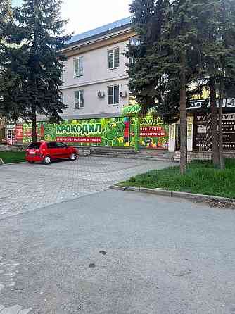 Продается магазин в Макеевке на улице Ленина. Площадь : Первый этаж 400кв.м. Нулевой этаж 400 кв.м Макеевка