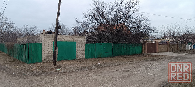 Продам домик 6 соток земли, недостроенный гараж, можно под бизнес,место хорошее Макеевка - изображение 1
