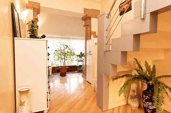 Продам свою 3-х комн. двухуровневую квартиру 203 кв.м в центре Донецка. Донецк