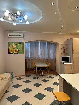 Продаётся просторная 4-комнатная квартира общей площадью 183,6 м² с автономным отоплением. Донецк