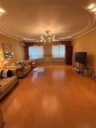 Продаётся просторная 4-комнатная квартира общей площадью 183,6 м² с автономным отоплением. Донецк