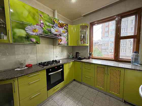 Продам 2 комн.кв в сердце Донецка, первая линия, Артёма. Сталинка Донецк
