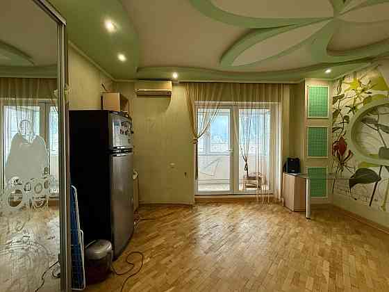 Продам 2 комн.кв в сердце Донецка, первая линия, Артёма. Сталинка Донецк