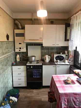 Продам Бирюзова 3/5 в хорошем состоянии с мебелью и техникой,кухня большая Донецк