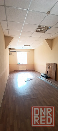 Продам отдельно стоящие здание 400 м³ в Калининском р-не. Два заезда. Два уровня. Гараж. Газ. Донецк - изображение 1
