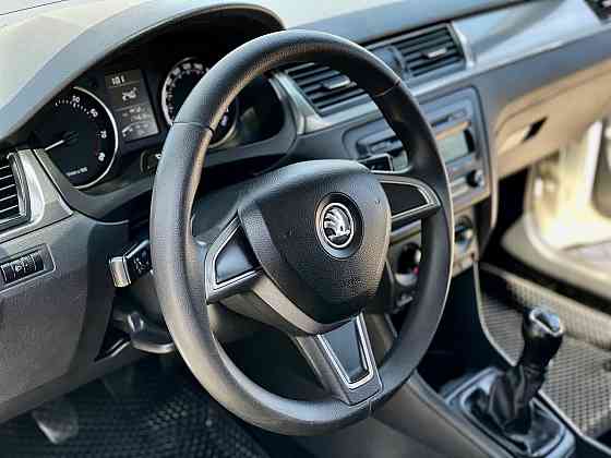 Skoda Rapid 1.6 MPI коробка механика 5 ступка 2015 год Идеальное Состояние очень ухоженный авто Донецк