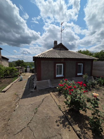Дом в Ленинском р-не. ул. Азовская 50 м2, 8,4 сотки Донецк