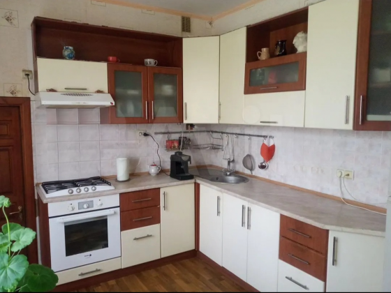 Продам 2-х этажный дом в городе Луганск район гостиницы Турист Луганск