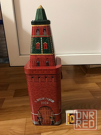 Коробка жестяная от новогоднего подарка оружейная башня Московского кремля. Донецк - изображение 1