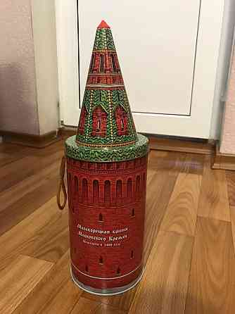 Коробка от новогоднего подарка москворецкая башня Московского кремля Донецк