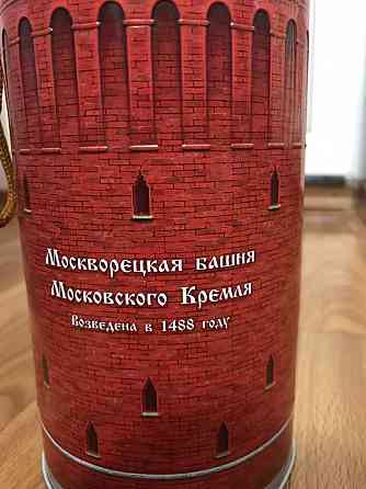 Коробка от новогоднего подарка москворецкая башня Московского кремля Донецк