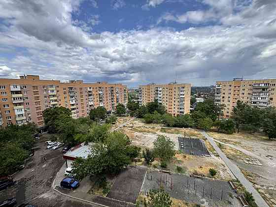 Продается трехкомнатная квартира Мариуполь