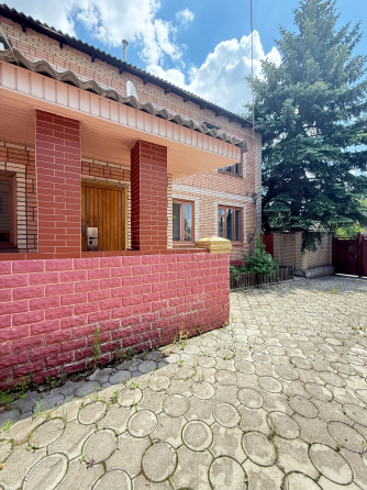 Продам двухэтажный дом в Центре Червоногвардейского района г. Макеевки( ориентир магазин 5 угол Макеевка