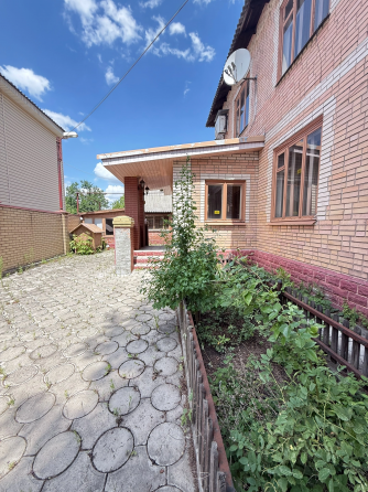 Продам двухэтажный дом в Центре Червоногвардейского района г. Макеевки( ориентир магазин 5 угол Макеевка
