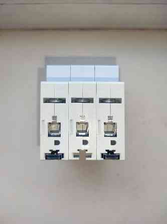 Продам автоматический выключатель Eaton PL6-C32/3, 3p, 32A, 6kA Донецк