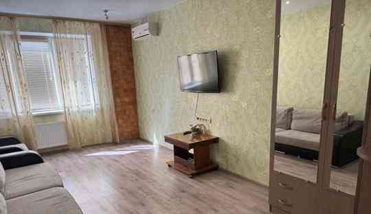 Сдается однокомнатная квартира в Ленинском районе! Площадь квартиры: 40.7 м² Этаж: 4/9 Донецк