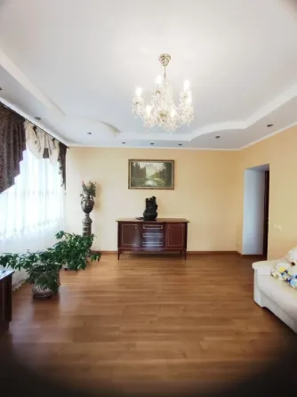 Продаётся большой, добротный трёхуровневый дом Мариуполь