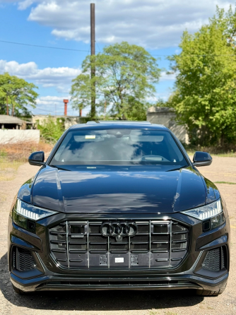 Продам Audi Q8 s-line Донецк