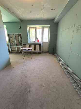 Продам 2-х ком. квартиру- студио , Донецк центр, ориентир - Областная травматология. Донецк