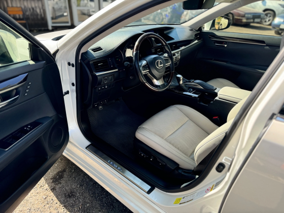 Lexus ES300h гибрид 2.5 Красный Луч