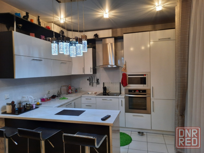 Сдается шикарная двухкомнатная квартира в Ворошиловском районе по проспекту Гурова. Донецк - изображение 1