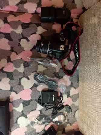 Продаю зеркальный фотоаппарат Canon EOS 450D с аксессуарами Макеевка