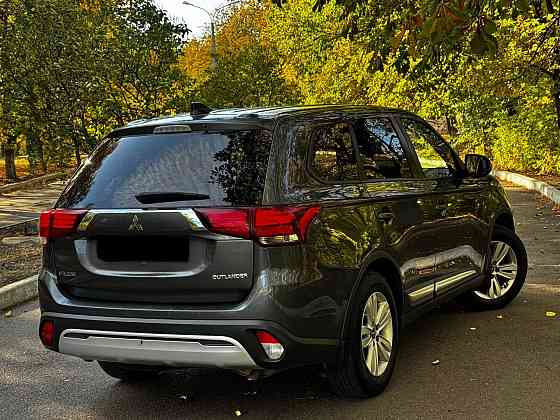 Продам семейный автомобиль Mitsubishi Outlander 2018 года выпуска Донецк