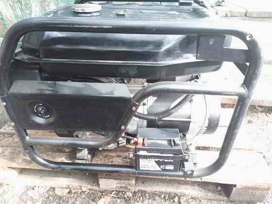 Продаю бензиновый генератор б/у в отличном состоянии Макеевка