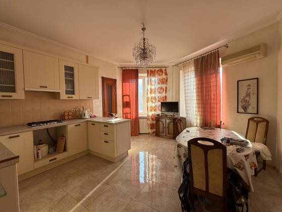 4-комнатная квартира 150м² + гараж в центре города, ул. Челюскинцев, 153а. Донецк