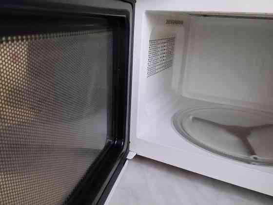 микроволновая печь LG в рабочем состоянии с простым механическим управлением Донецк