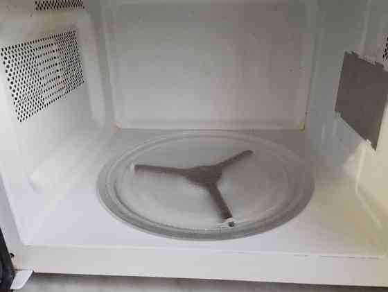 микроволновая печь LG в рабочем состоянии с простым механическим управлением Донецк