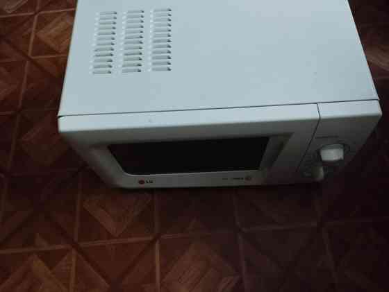 микроволновая печь LG в рабочем состоянии с простым механическим управлением Донецк