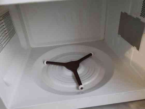 микроволновая печь LG в рабочем состоянии с простым механическим управлением Донецк