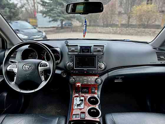 продам большой, комфортный, семейный автомобиль Toyota Highlander 2011 года. Донецк