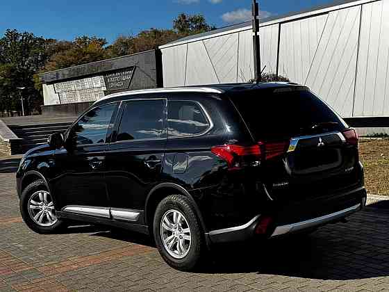 продам семейный автомобиль Mitsubishi Outlander 2015 года выпуска Донецк