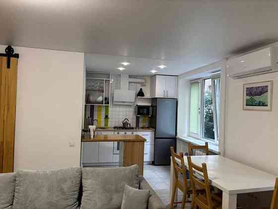 Сдам просторную двухкомнатную студию в Калининском районе на 4 этаже 5-этажного дома. Донецк