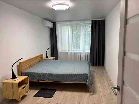 Сдам просторную двухкомнатную студию в Калининском районе на 4 этаже 5-этажного дома. Донецк