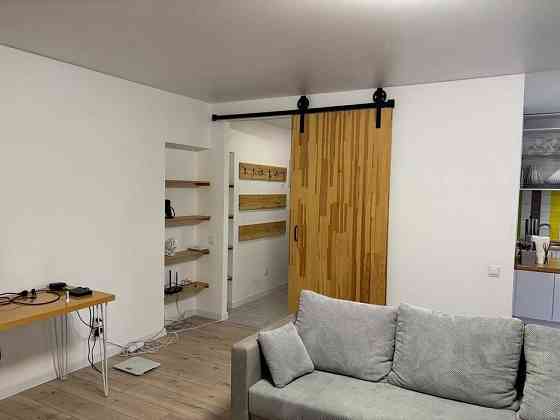 Сдам просторную двухкомнатную студию в Калининском районе на 4 этаже 5-этажного дома. Донецк