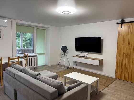 Сдам просторную двухкомнатную студию в Калининском районе на 4 этаже 5-этажного дома. Донецк