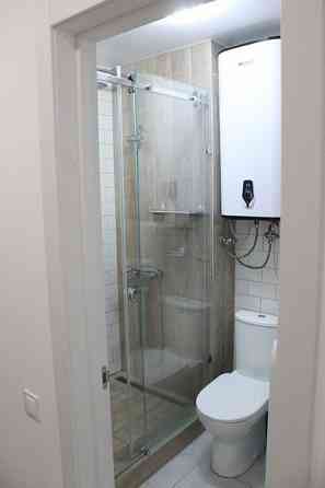 Сдам просторную двухкомнатную студию в Калининском районе на 4 этаже 5-этажного дома. Донецк