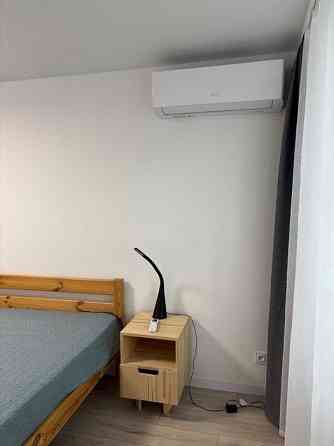 Сдам просторную двухкомнатную студию в Калининском районе на 4 этаже 5-этажного дома. Донецк