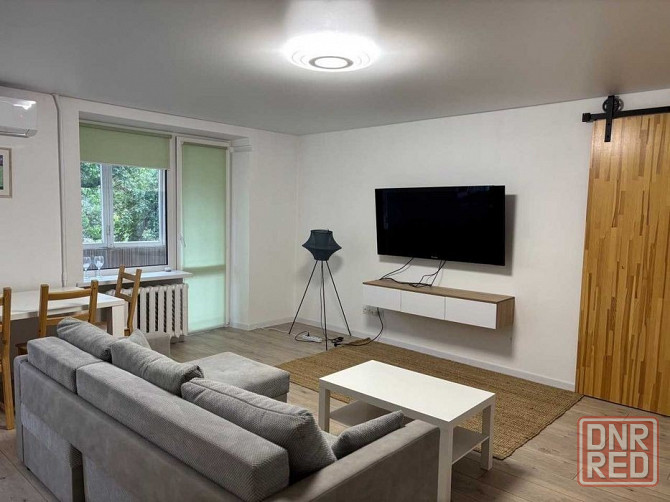 Сдам просторную двухкомнатную студию в Калининском районе на 4 этаже 5-этажного дома. Донецк - изображение 1