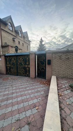 Продам 3х этажный особняк Донецк Калининский Ул Лазаренко ( о-р Калининский Исполком ) Донецк