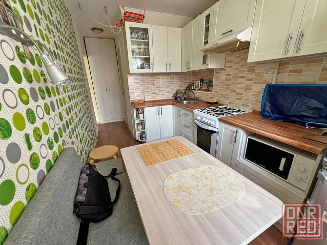 Предлагается на продажу светлая и уютная 2-хкомн. кв в отличном р-не по ул. Нижнекурганская Донецк - изображение 2