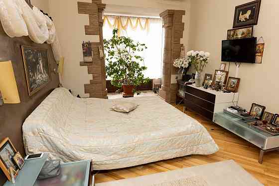 Продам свою 3-х комн. двухуровневую квартиру 203 кв.м в центре Донецка. Донецк