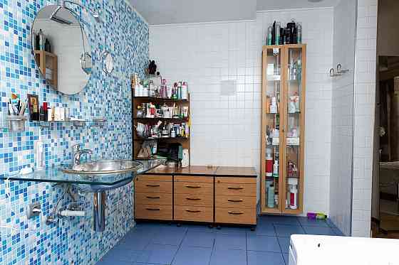 Продам свою 3-х комн. двухуровневую квартиру 203 кв.м в центре Донецка. Донецк