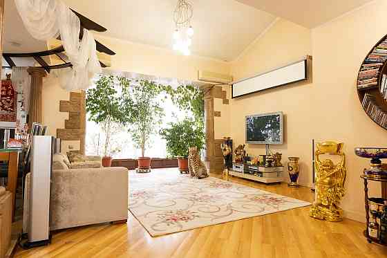 Продам свою 3-х комн. двухуровневую квартиру 203 кв.м в центре Донецка. Донецк